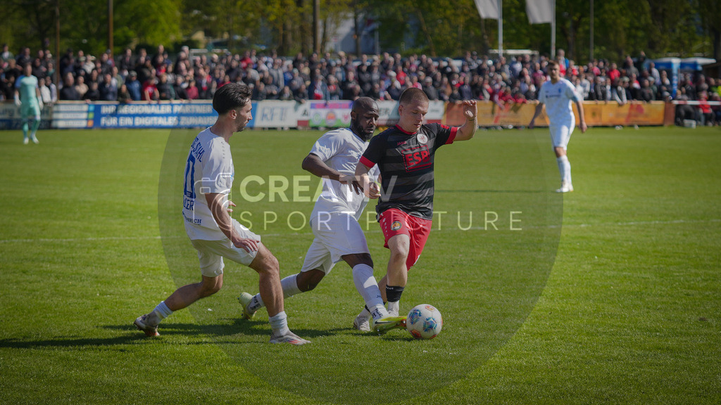 Fußball, Herren, Saison 2025/2026, Brandenburgliga, 23. Spieltag, Brandenburger SC Süd 05 vs. BSG Stahl Brandenburg, Samstag 25.04.2026, Werner-Seelenbinder-Sportplatz Brandenburg an der Havel | Fußball, Herren, Saison 2025/2026, Brandenburgliga, 23. Spieltag, Brandenburger SC Süd 05 vs. BSG Stahl Brandenburg, Samstag 25.04.2026, Werner-Seelenbinder-Sportplatz Brandenburg an der Havel, Im Bild: v.l. Nils Müller (Stahl), Joel Romain Siabe Tegefouet (Stahl) und Tim Dethloff (Süd) - Realisiert mit Pictrs.com