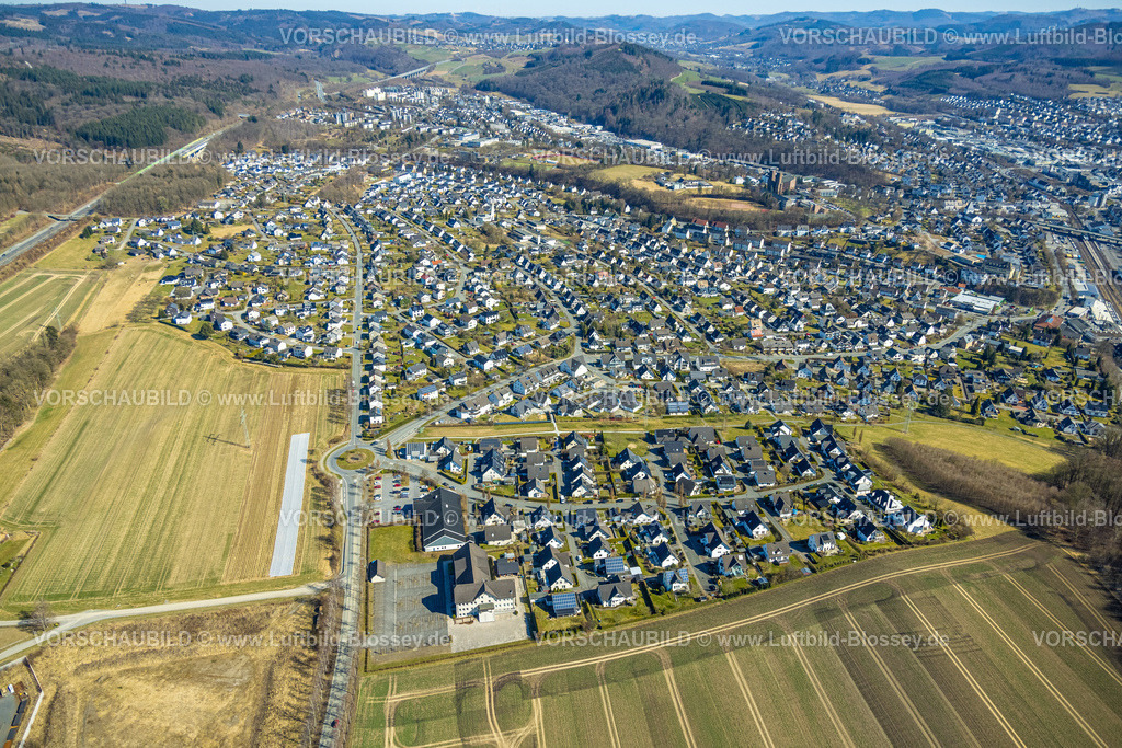 Meschede250304771 | Luftbild, Wohngebiet Ortsansicht Meschede-Nord an der Autobahn A46, unten Evangeliumschristen Baptisten e.V.  Bethaus Kirche, Enste, Meschede, Sauerland, Nordrhein-Westfalen, Deutschland