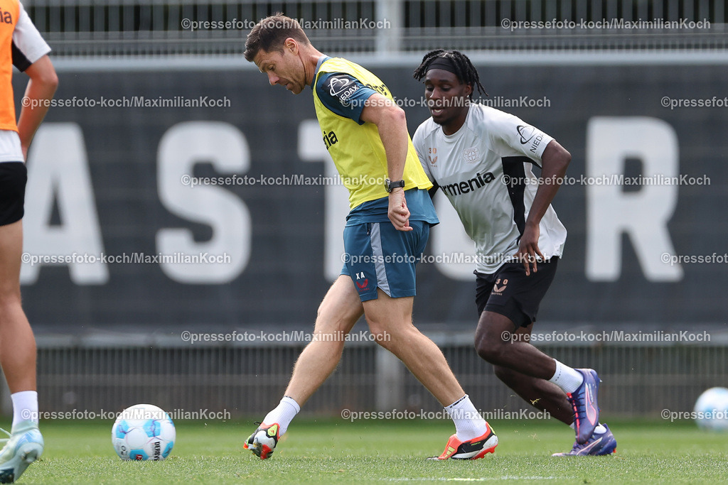 Lev1BL08082401026 | 08.08.2024, Leverkusen, Fußball, Bayer 04 Leverkusen, Training Herren, BayArena, Saison 2024: Cheftrainer Xabi Alonso neben Jeremie Frimpong (30)