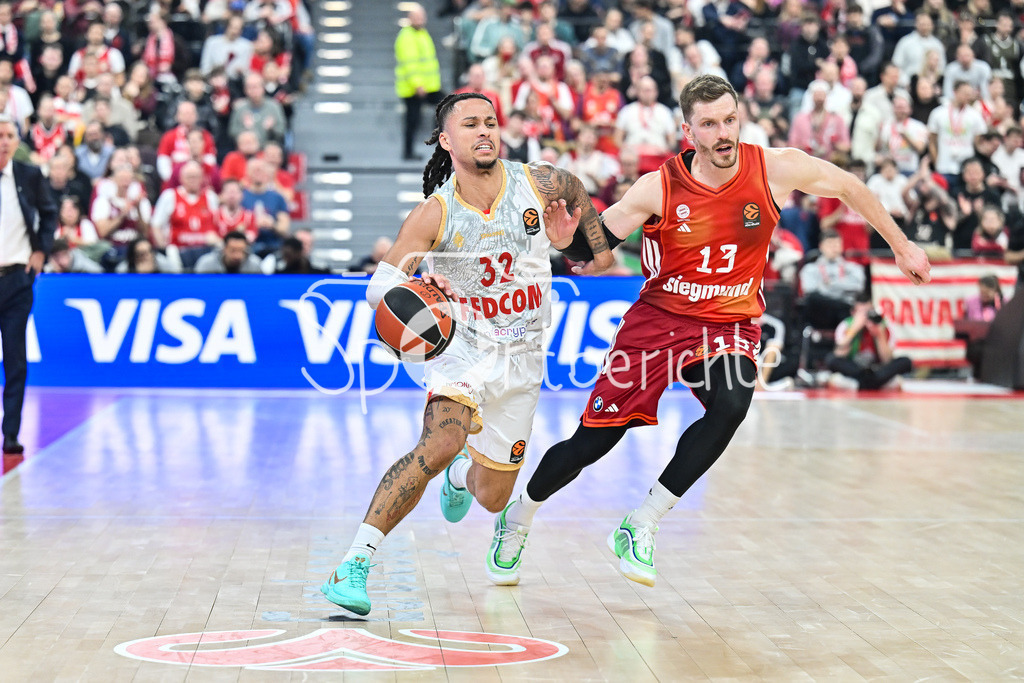 FC Bayern Basketball - AS Monaco Basket | MUNICH, GERMANY - 05. FEBRUARY: im Duell Matthew STRAZEL (AS Monaco Basket 32) und Andreas OBST (FC Bayern Basketball 13) während dem Match zwischen dem FC Bayern Basketball und dem AS Monaco Basket am 27. Spieltag der EuroLeague im SAP GARDEN