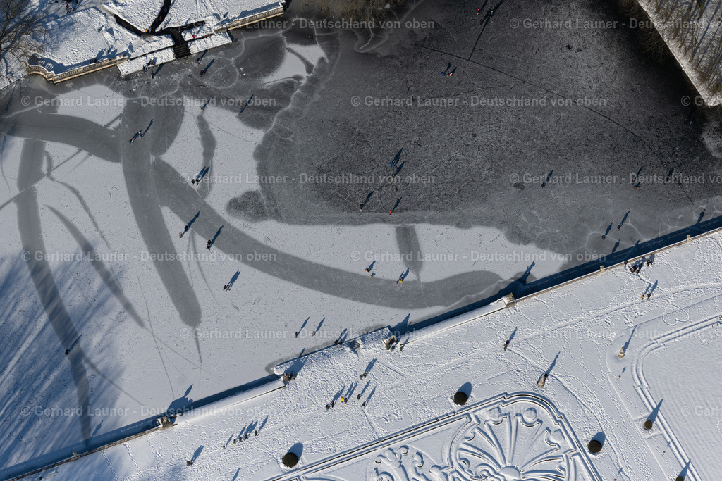 4043918 | Fußgänger auf dem zugefrorenen See im Schloßpark Nordkirchen