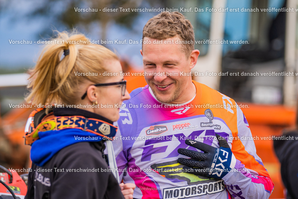 04_13_Bensdorf_MX1-3782 | Sportfotografin aus Berlin-Brandenburg mit Fokus auf Motocross. Ich halte deine sportliche Leistung und echte Emotionen auf und neben der Strecke professionell fest. Entdecke die Fotos von deinem Rennen und bestelle sie direkt hier im Shop.