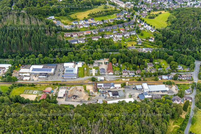 BadLaasphe240709345 | Luftbild, Gewerbegebiet Friedrichshütte und Lindenstraße an der Bahnlinie, Wohngebiet Schuleborn, hinten die Schloßbergklinik HGC Kliniken GmbH, Wittgenstein-Kunst, Bad Laasphe, Wittgensteiner Land, Nordrhein-Westfalen, Deutschland