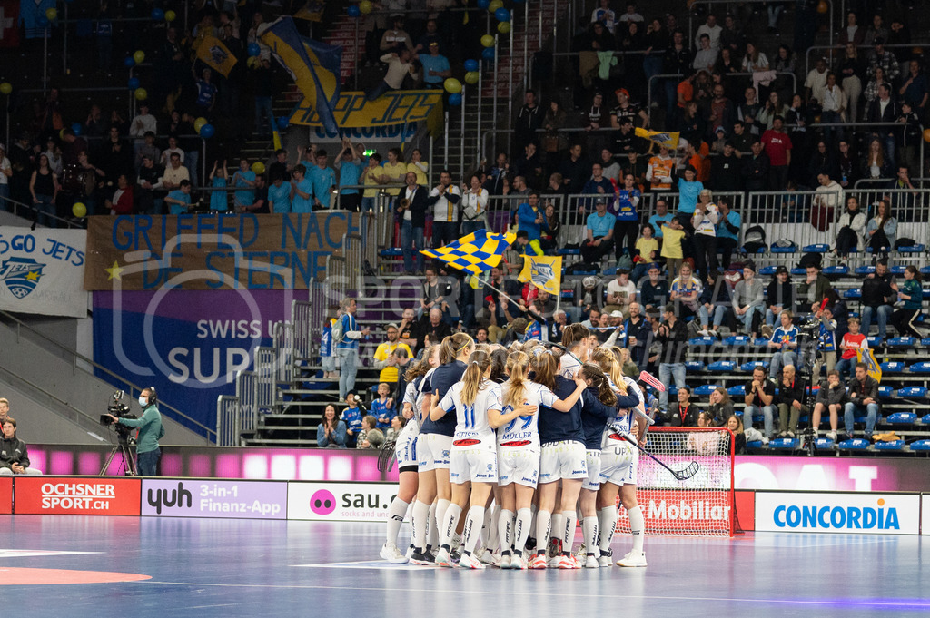 Piranha Chur vs Kloten-Dietlikon Jets - 23. April 2022 | Piranha Chur vs Kloten-Dietlikon Jets
Stimo Arena, Kloten
Die Jets-Spielerinnen jubeln vor ihrem Anhang.
Bild: Sportfotografie Markus Aeschimann | www.markus-aeschimann.ch - Realisiert mit Pictrs.com