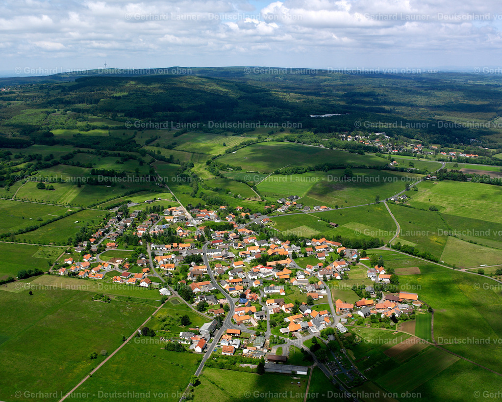 2615294 | BERMUTHSHAIN 09.06.2006 Landwirtschaftliche Nutzflächen und Feldgrenzen  umsäumen das Siedlungsgebiet des Dorfes in Bermuthshain im Bundesland Hessen, Deutschland // Agricultural land and field boundaries surround the settlement area of the village  in Bermuthshain in the state Hesse, Germany Foto: Gerhard Launer
