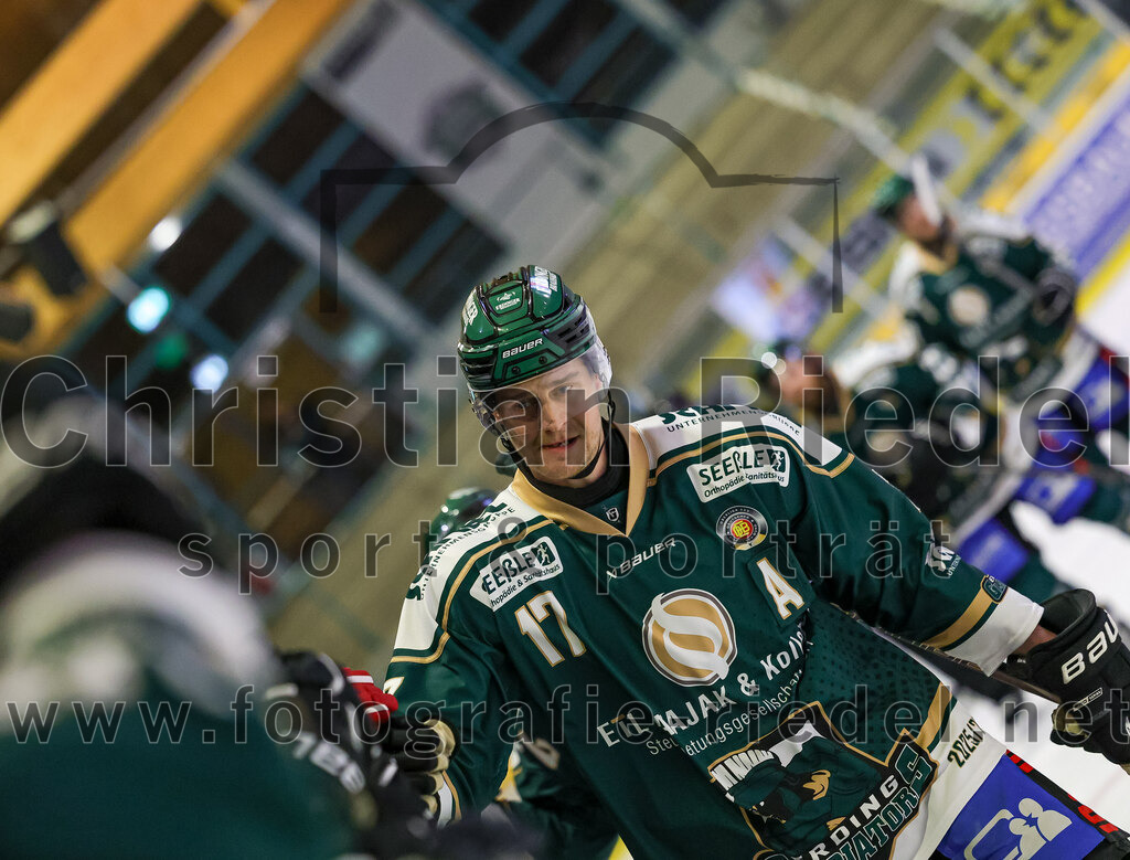 2025-11-25_094_TSV_Erding_gegen_EHF_Passau_Black_Hawks | Erding, Deutschland, 25.11.2025:Eishockey, Oberliga Süd 2025 / 2026, 20. Spieltag, TSV Erding gegen EHF Passau Black Hawks, Endergebnis: 2:3 n.V.Elia Ostwald (Erding Gladiators, #17)Foto: Christian Riedel / fotografie-riedel.net