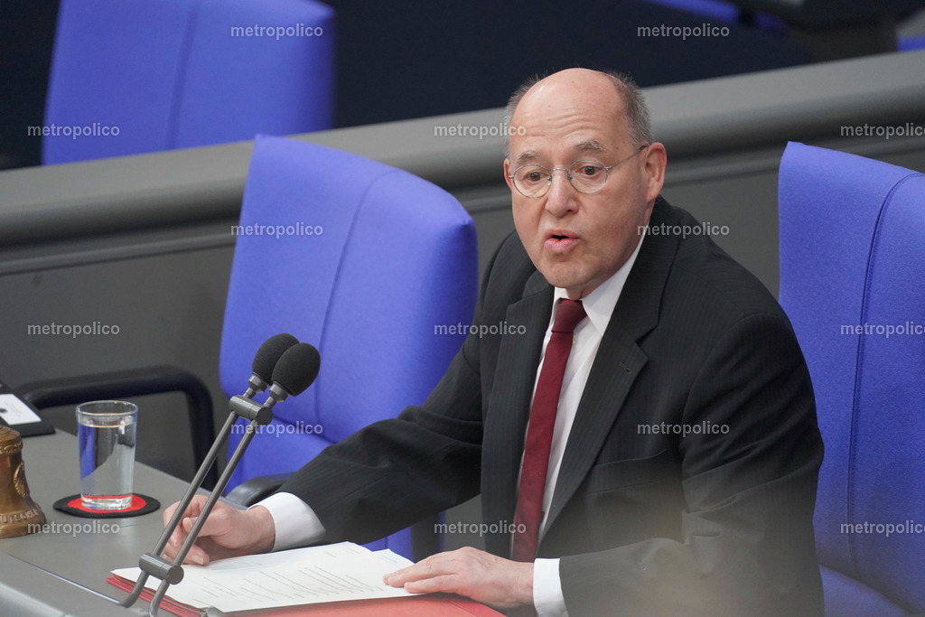 Gregor Gysi in seiner Rolle als Alterspräsident (3) | Metropolico