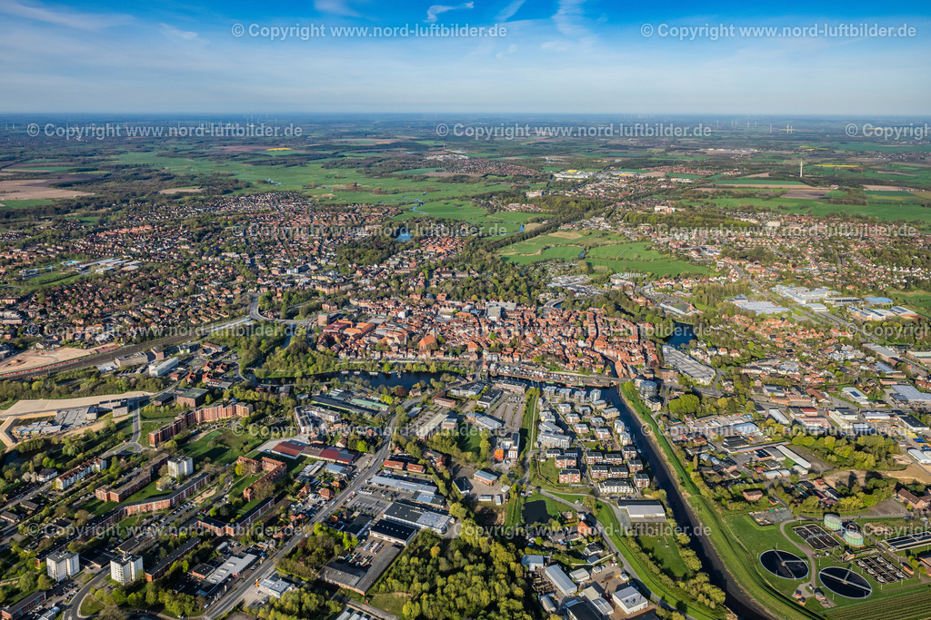 Stade_Altstadt_ELS_4429010523 | STADE 01.05.2023 Stadtzentrum im Innenstadtbereich mit Stadthafen und Hafencity in Stade im Bundesland Niedersachsen, Deutschland. // City center in the inner city area with the city harbor and Hafencity in Stade in the state of Lower Saxony, Germany. Foto: Martin Elsen