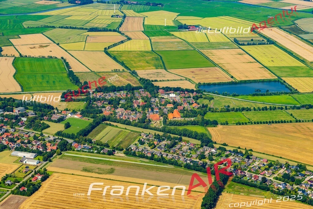 Klassische Luftaufnahme ohne Drohne zeigt:Wybelsum bei Emden - Die Luftbildaufnahme wurde 2025 vom UL-Flugzeug heraus erstellt ( keine Drohnenaufnahme ) - Hochauflösende Luftaufnahme -Nicht vergleichbar mit Google Maps oder Satelittenbilder- Die Geschenkidee !Mit Lizenz und Bildrechte bestellbar