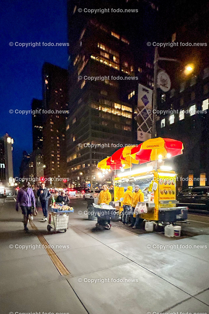 Vereinigte Staaten von Amerika_ USA_ New York City_ NYC_ 20.05.2024-132 | 20.05.2024, Vereinigte Staaten von Amerika, USA, New York City, NYC im Bild diverse Stadtansichten New York City, Wolkenkratzer, Essen, U-Bahn, Menschen, Stadion, Baseball, Yankees, Mets, Manhatten, East River, Trump, Macy, Verkehr, AutosNew York City ist eine Weltstadt an der Ostkueste der Vereinigten Staaten. Sie liegt im Bundesstaat New York und ist mit rund 8,8 Millionen Einwohnern die bevoelkerungsreichste Stadt des Landes.Quelle: Wikipedia