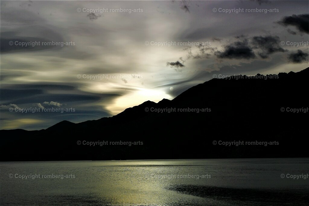 Mond über dem See | blasser Mondschatten über dem See, Sonnenuntergang mit blassem Mond, Mondaufgang, Mond über See, Abend am See, schwarzer See