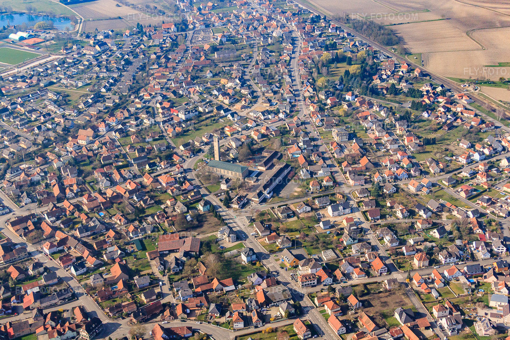 Aerial view: View of the town from the east in Gambsheim in the state Bas-Rhin, France. – Photo: IMG_62888.jpg taken on 03/09/2014 by Werner Riehm/FLY-FOTO.com – Resolution of the original: 4617 x 3078 px