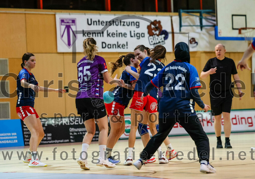 2023-12-09_034_SpVgg_Altenerding_gegen_HSG_Freising-Neufahrn | Erding, Deutschland, 09.12.2023:
Handball, Bezirksoberliga Frauen Altbayern 2023 / 2024, 9. Spieltag, SpVgg Altenerding gegen HSG Freising-Neufahrn, Endergebnis: 29:28

Verena Bauer (SpVgg Altenerding, #55), Julia Kranich (SpVgg Altenerding, #9), Francesca Volz (HSG Freising-Neufahrn, #23), Eduarta Krasnigi (HSG Freising-Neufahrn, #22)

Foto: Christian Riedel / fotografie-riedel.net