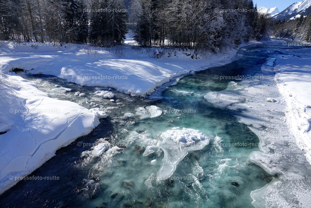 welltvi-Lechfluss-Winter_24Jan2019-Stockach_DSC2227 | Info aus dem Bezirk Reutte/Ausserfern Tirol sowie eine umfangreiche Bilddatenbank über die gesamte Region: Lechtal, Talkessel Reutte, Tannheimertal, Zwischentoren. Lech, Plansee, Zugspitze, Grenztunnel, B179, Fernpassstraße, Verkehr, Lawinen, Tradition, - Realisiert mit Pictrs.com