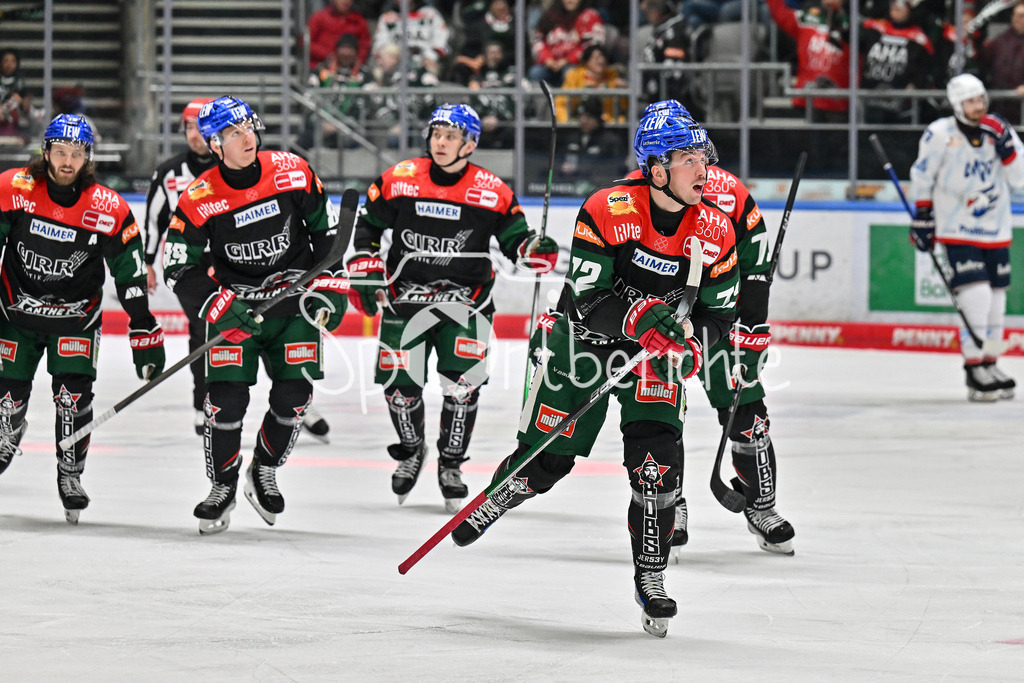 Augsburger Panther - Adler Mannheim | Jubel der Panther nach dem Treffer zum 1-3 durch Riley McCOURT (Augsburger Panther #72) / Freude / Happy / Tor / Torschuetze / DEL: Augsburger Panther - Adler Mannheim, Curt Frenzel Stadion am 26.12.2024