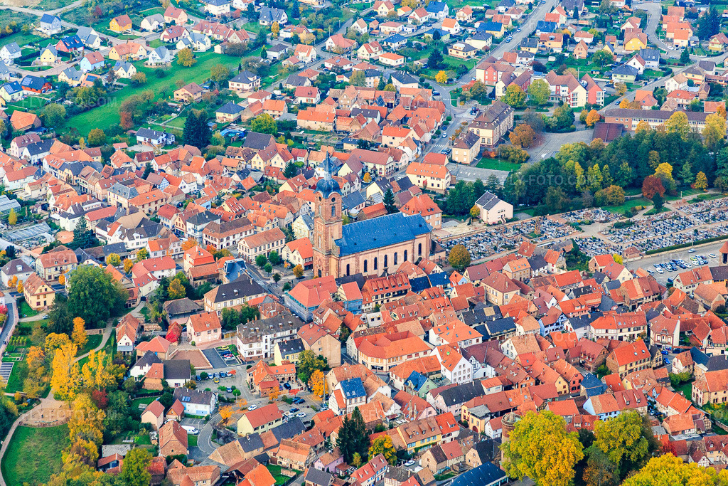 Aerial view: Town centre with Église Saint-Michel de Reichshoffen from the south in Reichshoffen in the state Bas-Rhin, France.Photo: IMG_084853.jpg taken on 10/24/2015 by Werner Riehm/FLY-FOTO.comResolution of the original: 5472 x 3648 px