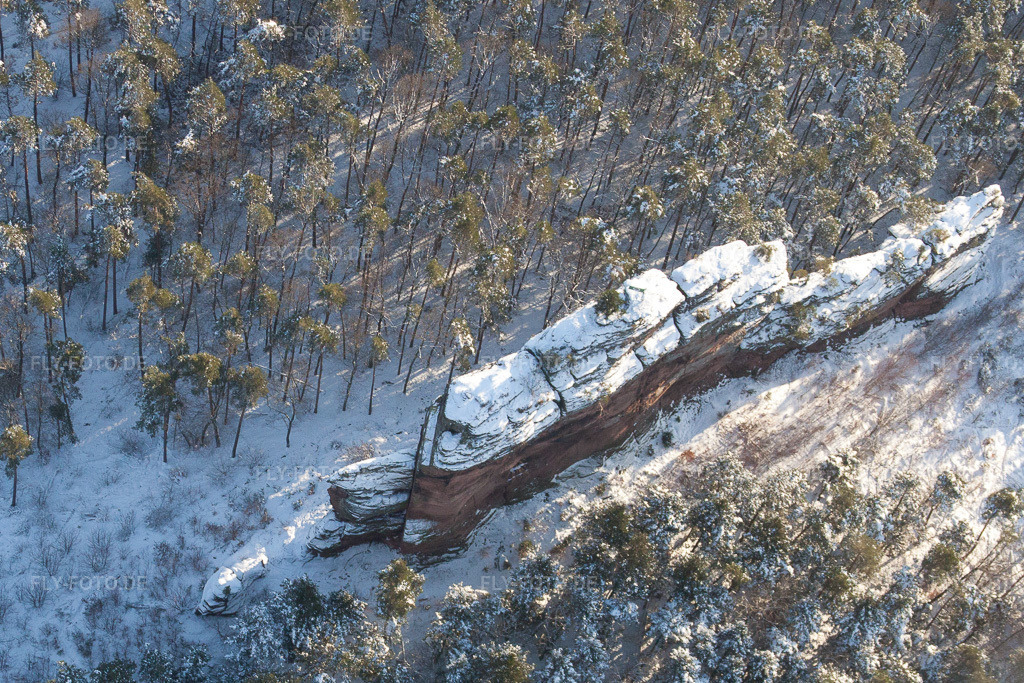 Luftbild: Asselstein im Schnee in Annweiler am Trifels im Bundesland Rheinland-Pfalz in Deutschland. Foto: IMG_36405.jpg vom 03.01.2011 durch Werner Riehm/FLY-FOTO.de