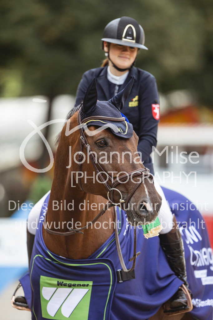240914_OWLCh_Amateur_Siegerehrung-652 | Deine schönsten Turniermomente als professionelle Fotos! Entdecke hochwertige Pferdesport-Fotografie im Online-Shop. Jetzt Fotos finden & bestellen!