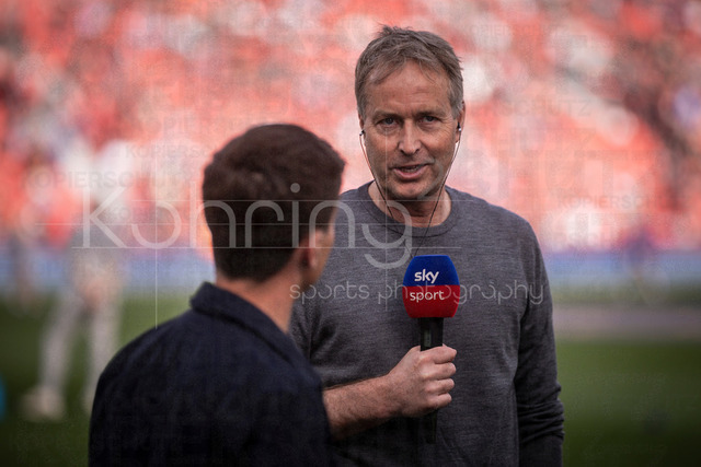 German Bundesliga, Bayer 04 Leverkusen vs. RB Leipzig, 02.05.2026 | LEVERKUSEN, GERMANY - MAY 2, 2026 :  Kasper Hjulmand (Head Coach Bayer 04 Leverkusen) before the German Bundesliga match on gameday 32 between Bayer 04 Leverkusen vs. RB Leipzig at BayArena on May 2, 2026 in Leverkusen, Germany. DFL REGULATIONS PROHIBIT ANY USE OF PHOTOGRAPHS AS IMAGE SEQUENCES AND/OR QUASI-VIDEO.
