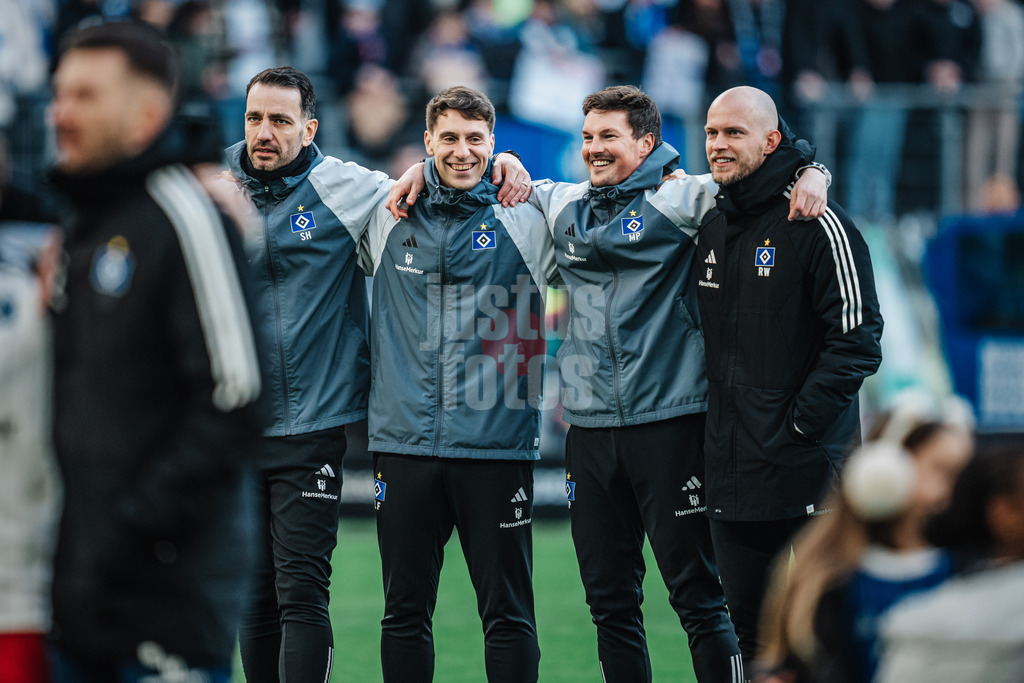 Fußball | Männer | Saison 2023/2024 | 2. Fußball-Bundesliga | 23. Spieltag | Hamburger SV vs. SV 07 Elversberg | 25.02.2024 | Der Trainerstab feiert, von links: Sven Höh, Loic Fave, Merlin Polzin und Rene Wagner