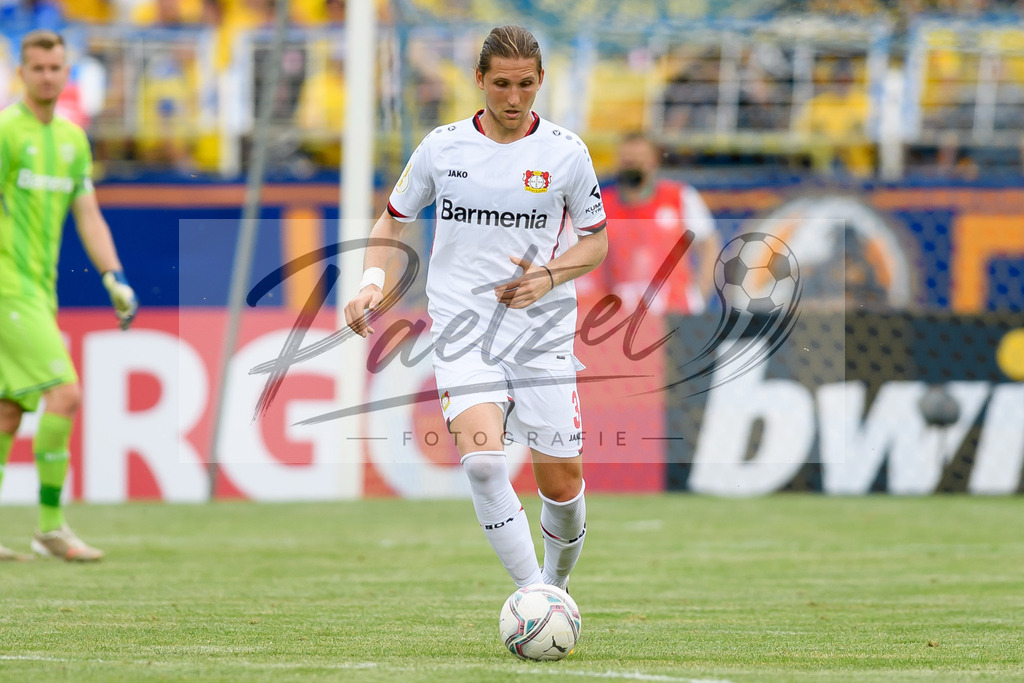 LLELEV20210807_135 | Fussball, Herren: Panagiotis Retsos (Bayer 04 Leverkusen) in Aktion, am Ball, Einzelaktion beim Spiel der 1. Runde im DFB-Pokal zwischen 1. FC Lokomotive Leipzig und Bayer 04 Leverkusen im Bruno-Plache-Stadion am 07.08.2021 in Leipzig, Deutschland.DFB / DFL REGULATIONS PROHIBIT ANY USE OF PHOTOGRAPHS AS IMAGE SEQUENCES AND/OR QUASI-VIDEO. - Realisiert mit Pictrs.com