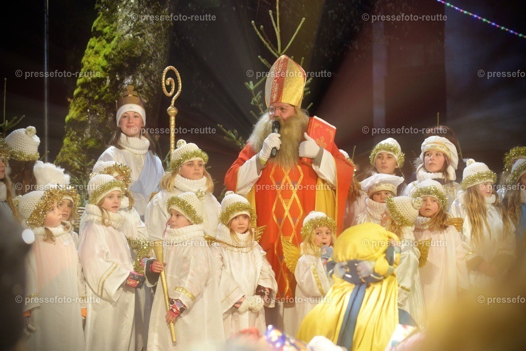 -news-2022-Dez05-Nikolo-Einzug-Lechaschau-WTV_6395 | Info aus dem Bezirk Reutte/Ausserfern Tirol sowie eine umfangreiche Bilddatenbank über die gesamte Region: Lechtal, Talkessel Reutte, Tannheimertal, Zwischentoren. Lech, Plansee, Zugspitze, Grenztunnel, B179, Fernpassstraße, Verkehr, Lawinen, Tradition, - Realisiert mit Pictrs.com