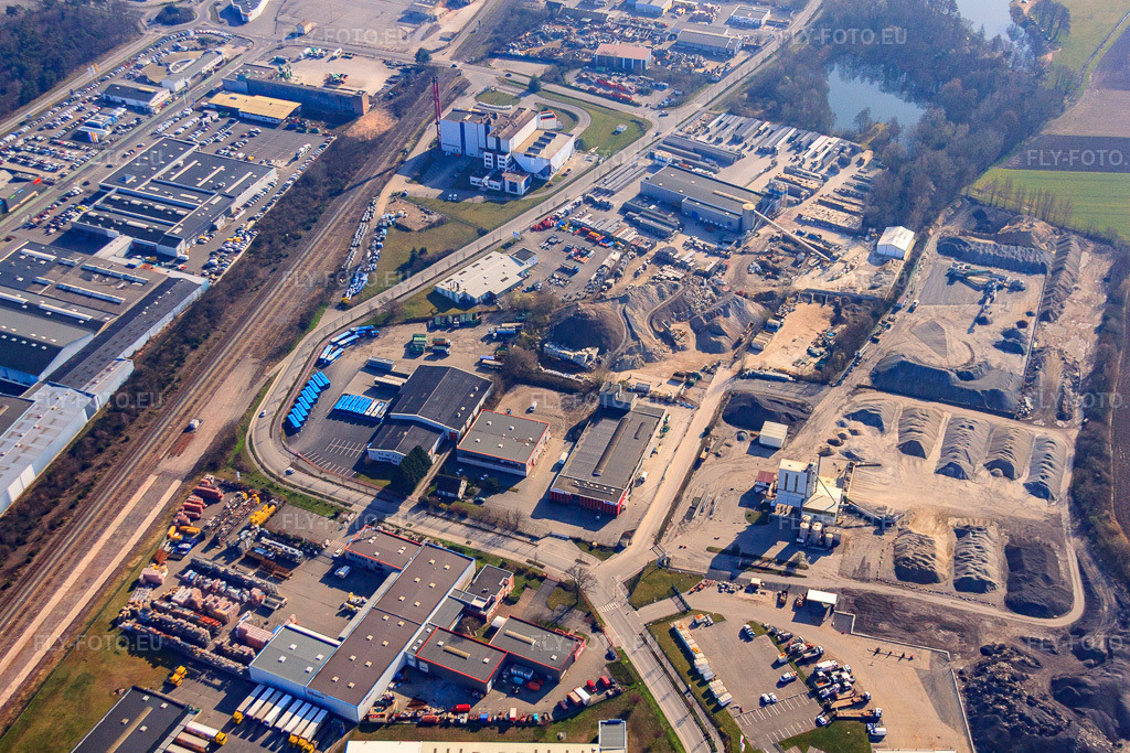 Vue aérienne: Zone industrielle ZI du Ried avec LUSOFRET, Teracolor et Sablières J. Leonhart - Plateforme de recyclage Schweighouse/Moder à Schweighouse-sur-Moder dans le département Bas Rhin, France – .Photo: IMG_62823.jpg prise le 09/03/2014 par Werner Riehm/FLY-FOTO.eu – Résolution de l'original: 4733 x 3156 px – WWW.LUSOFRET.FR/ – Le thermolaquage par votre spécialiste alsacien - Teracolor – Sablières Leonhart - Sable, gravier, béton, enrobé, granulat, pierres naturelles |  Groupe Leonhart