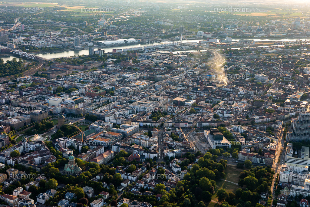 Quadratestadt aus Osten | Luftbild: Quadratestadt aus Osten im Ortsteil Innenstadt in Mannheim im Bundesland Baden-Württemberg in Deutschland. Foto: IMG_137174-Pano.jpg vom 24.06.2023 durch ©2025 Werner Riehm fly-foto.de/copyright - Realisiert mit Pictrs.com