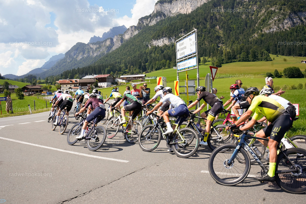 627_20230817_Bewerb_Maenner_Muehlanger | AUT - OESTERREICH, 2023-08-16: SPORT RENNRAD-FAHREN - 55. INTERNATIONALER RADWELTPOKAL IN ST. JOHANN IN TIROL  - Vintage-Radrennen mit WM-Bronze-Medaillen-Siegerin Christina Schweinberger, den Teilnehmer und Alexander Baumann (vom Orginastions-Team) - TAG 2 BEWERB MAENNER IN SECHS GRUPPEN  ; Foto: Roland Muehlanger