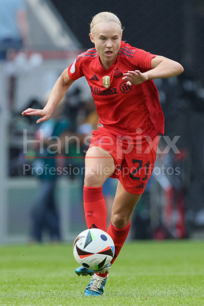 Fussball, DFB-Pokal Finale Frauen, FC Bayern München - VfL Wolfsburg | v.li.: Pernille Harder (FC Bayern München, 21) am Ball, Freisteller, Einzelbild, Ganzkörper, Aktion, Action, Spielszene, DIE DFB-RICHTLINIEN UNTERSAGEN JEGLICHE NUTZUNG VON FOTOS ALS SEQUENZBILDER UND/ODER VIDEOÄHNLICHE FOTOSTRECKEN. DFB REGULATIONS PROHIBIT ANY USE OF PHOTOGRAPHS AS IMAGE SEQUENCES AND/OR QUASI-VIDEO.