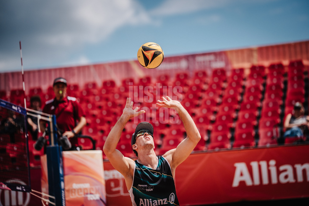 Beachvolleyball | Männer | Allianz German Beach Tour 2025 | Tourstop München | 10.07.2025 | Zuspiel von Tristan Fröbel