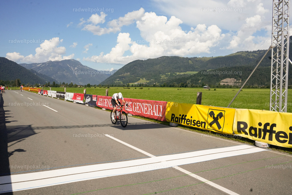 940_20230817_Bewerb_Maenner_Muehlanger | AUT - OESTERREICH, 2023-08-16: SPORT RENNRAD-FAHREN - 55. INTERNATIONALER RADWELTPOKAL IN ST. JOHANN IN TIROL  - Vintage-Radrennen mit WM-Bronze-Medaillen-Siegerin Christina Schweinberger, den Teilnehmer und Alexander Baumann (vom Orginastions-Team) - TAG 2 BEWERB MAENNER IN SECHS GRUPPEN  ; Foto: Roland Muehlanger