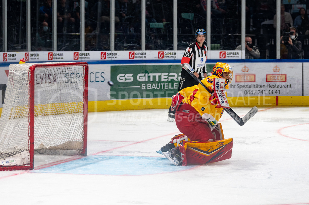 Playoffs: ZSC Lions - EHC Biel-Bienne | 27.03.2022, Zürich, Hallenstadion, Playoffs: ZSC Lions - EHC Biel-Bienne, #41 Torhüter Elien Paupe (Biel) kassiert das 1:0 in der 89. Minute. - Realisiert mit Pictrs.com