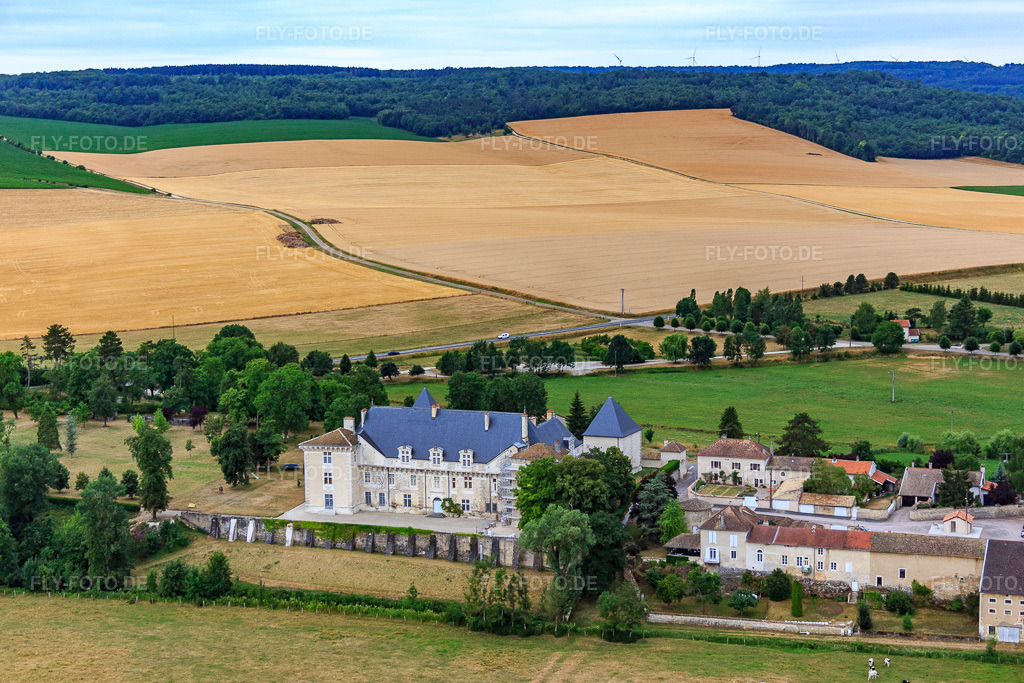 Luftbild: Château de Montbras in Montbras im Bundesland Meuse in Frankreich. – Foto: IMG_083571.jpg vom 13.07.2015 durch Werner Riehm/FLY-FOTO.de – Auflösung des Originals: 5240 x 3493 px – Le Chateau de Montbras vous accueille dans la Meuse