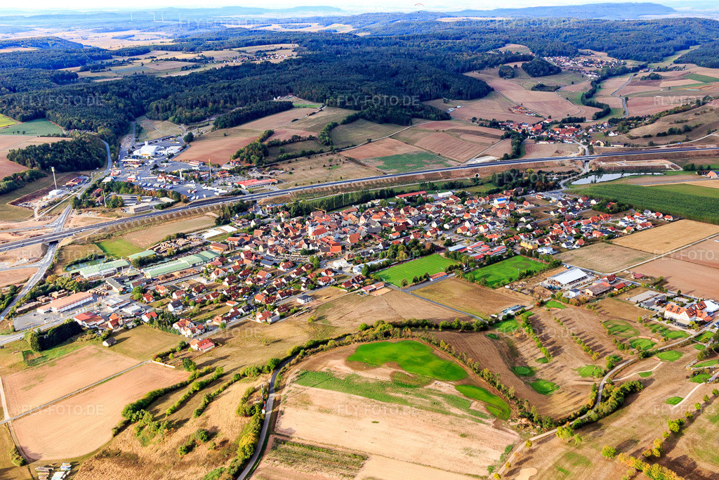 Luftbild: Dorfansicht diessiets der A3 aus Norden in Geiselwind im Bundesland Bayern in Deutschland. – Foto: IMG_111193.jpg vom 09.09.2018 durch Werner Riehm/FLY-FOTO.de – Auflösung des Originals: 5297 x 3531 px