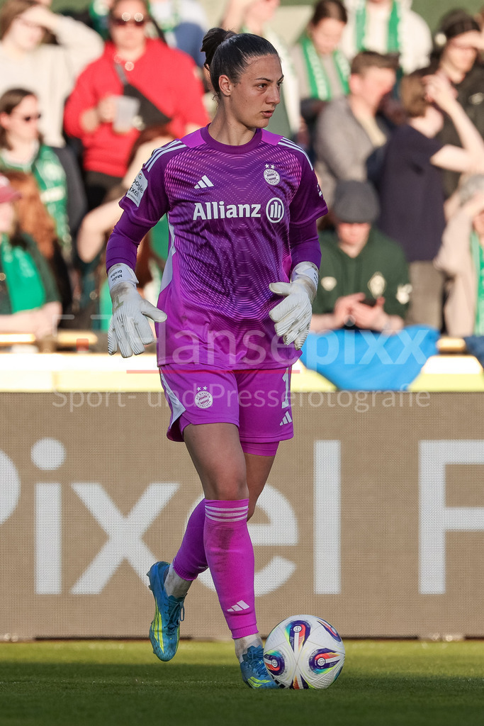 Fussball, Google Pixel Frauen-Bundesliga, SV Werder Bremen - FC Bayern München | Maria Luisa Grohs (Mala Grohs, Torhüterin, FC Bayern München, 1) am Ball, Freisteller, Einzelbild, Ganzkörper, Aktion, Action, Spielszene, DIE DFB-RICHTLINIEN UNTERSAGEN JEGLICHE NUTZUNG VON FOTOS ALS SEQUENZBILDER UND/ODER VIDEOÄHNLICHE FOTOSTRECKEN. DFB REGULATIONS PROHIBIT ANY USE OF PHOTOGRAPHS AS IMAGE SEQUENCES AND/OR QUASI-VIDEO.