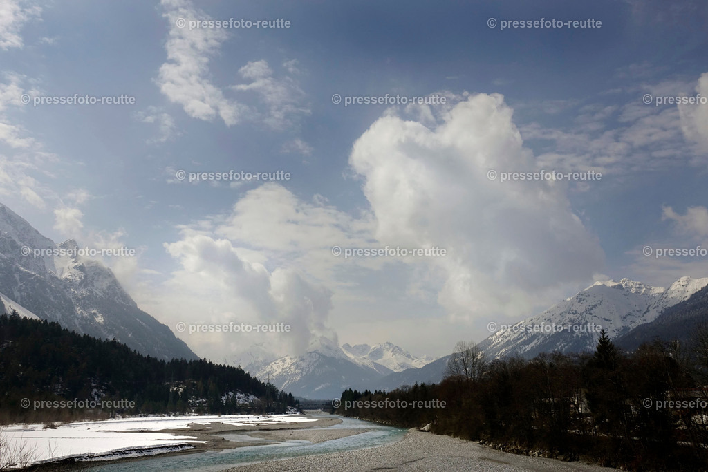 welltvi-Lechfluss-Winter_27Mrz2018-Weissenbach_DSC3949 | Info aus dem Bezirk Reutte/Ausserfern Tirol sowie eine umfangreiche Bilddatenbank über die gesamte Region: Lechtal, Talkessel Reutte, Tannheimertal, Zwischentoren. Lech, Plansee, Zugspitze, Grenztunnel, B179, Fernpassstraße, Verkehr, Lawinen, Tradition, - Realisiert mit Pictrs.com