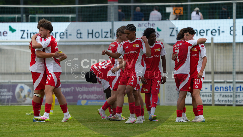 Fußball, Herren, Saison 2025/2026, 3. Luckenwalder Turmpokal, Werner-Seelenbinder-Stadion Luckenwalde, Spiel: FSV 63 Luckenwalde vs. 1.FC Union Berlin U19,  | Fußball, Herren, Saison 2025/2026, 3. Luckenwalder Turmpokal, Werner-Seelenbinder-Stadion Luckenwalde, Spiel: FSV 63 Luckenwalde vs. 1.FC Union Berlin U19,  Im Bild: Jubel des 1.FC Union berlin U19 nach dem Führungstreffer. - Realisiert mit Pictrs.com