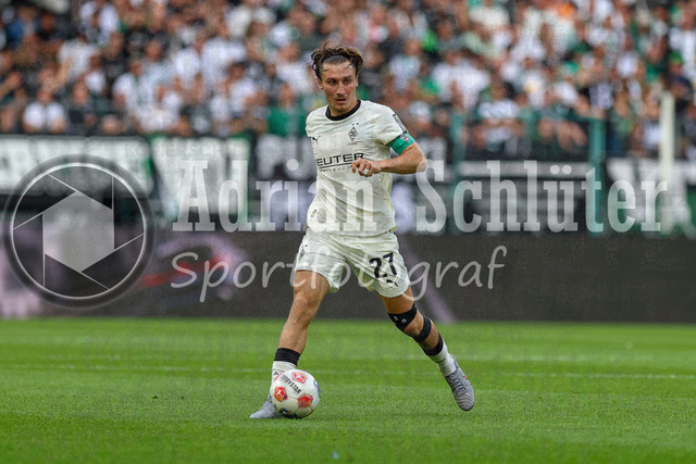 Borussia Mönchengladbach vs SV Werder Bremen - Bundesliga  | Mönchengladbach, Deutschland, 14.09.25:   Rocco Reitz (Borussia Mönchengladbach) in Aktion am Ball, Einzelaktion waehrend des Spiels der Bundesliga zwischen Borussia Mönchengladbach vs SV Werder Bremen im Stadion im Borussia Park(Foto von Brauer-Fotoagentur / Adrian Schlueter)