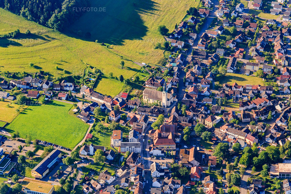 Luftbild: Evang. Katharinenkirche in Seelbach im Bundesland Baden-Württemberg in Deutschland. – Foto: IMG_147721.jpg vom 30.05.2025 durch Werner Riehm/FLY-FOTO.de – Auflösung des Originals: 5295 x 3530 px – Evang. Kirchengemeinde Seelbach