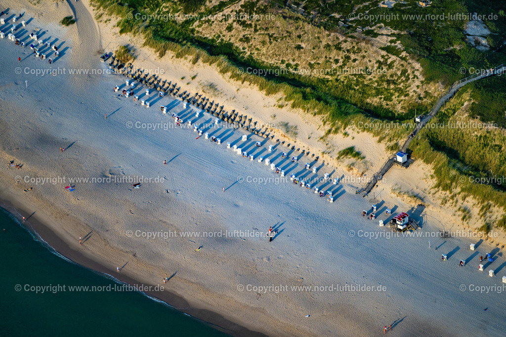 Sylt_Wenningstedt_Strand_Sonnenuntergang_ELS_7419130825 | WENNINGSTEDT-BRADERUP (SYLT) 13.08.2025 Strandkorb- Reihen am Sand- Strand im Küstenbereich in Wenningstedt-Braderup (Sylt) im Bundesland Schleswig-Holstein, Deutschland. // Beach chair on the sandy beach ranks in the coastal area in Wenningstedt-Braderup (Sylt) in the state Schleswig-Holstein, Germany. Foto: Martin Elsen