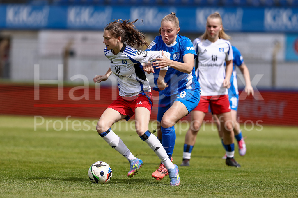 Fussball, 2. Frauen-Bundesliga, SV Meppen - Hamburger SV | v.li.: Lotta Wrede (Hambruger SV, 32) und Nina Rolfes (SV Meppen, 3) im Zweikampf, Duell, Dynamik, Aktion, Action, Spielszene, DIE DFB-RICHTLINIEN UNTERSAGEN JEGLICHE NUTZUNG VON FOTOS ALS SEQUENZBILDER UND/ODER VIDEOÄHNLICHE FOTOSTRECKEN. DFB REGULATIONS PROHIBIT ANY USE OF PHOTOGRAPHS AS IMAGE SEQUENCES AND/OR QUASI-VIDEO.