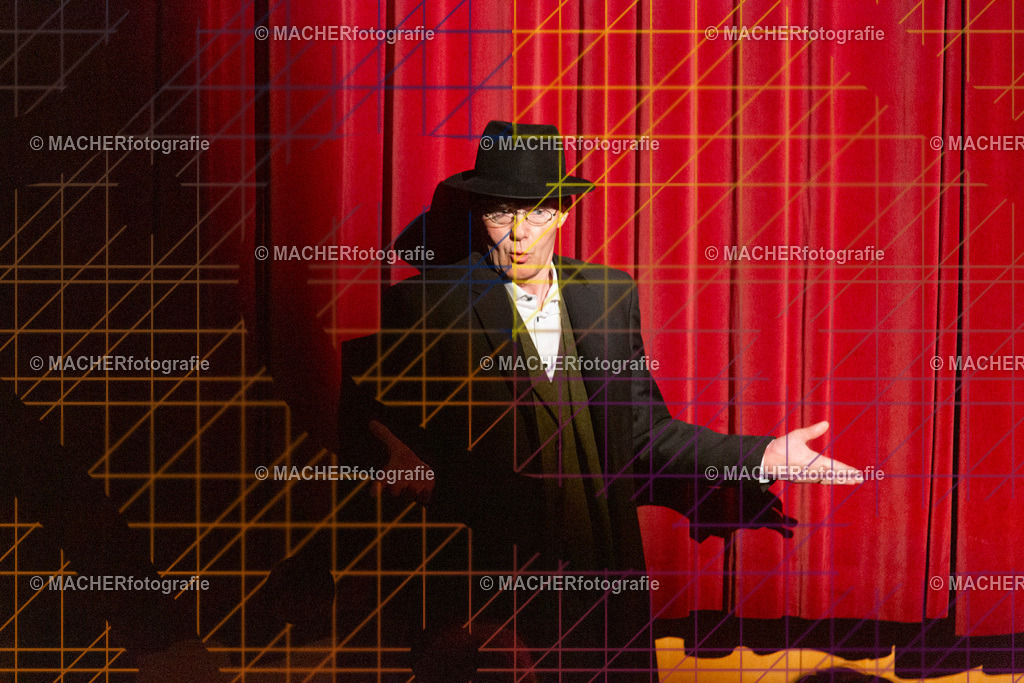 001_MFL-2025 | Portraitbilder von Regisseur; Darsteller; Techniker; Maske; Kostüme; Chor; Musiker; Bilderserie der Generalprobe und der Premierenvorstellung, Szenenbilder; Ausdrucksstudien; Bühnenüberblick; Bühnenkulissen; Pressefotos inkl. Redaktionsfoto Darstellergruppe.