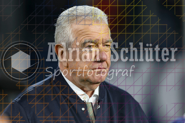MSV Duisburg vs SV Waldhof Mannheim - 3. Liga | Duisburg, Deutschland, 07.11.25:   Präsident vom FVN Peter Frymuth schaut waehrend des Spiels der 3. Liga MSV Duisburg vs SV Waldhof Mannheim in der schauinsland-reisen-arena(Foto von Brauer-Fotoagentur / Adrian Schlueter)