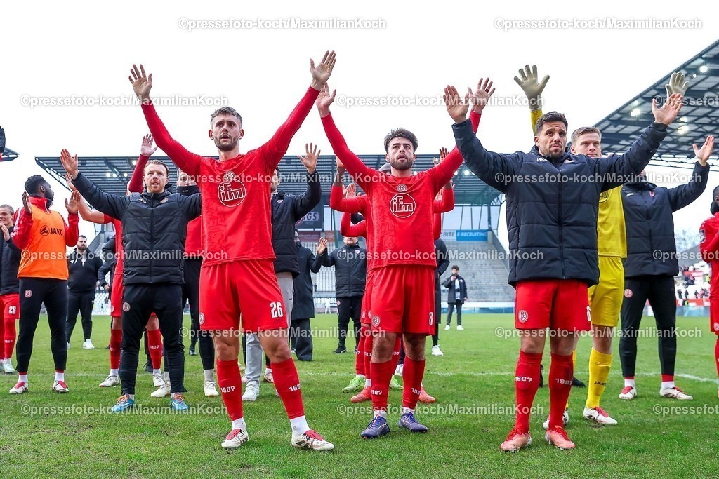 RWE26012501095 | 26.012025, Fußball, 3.Liga, Rot-Weiss Essen - Hannover 96 II, Stadion an der Hafenstraße, Saison 2024 2025: Abschlussjubel nach dem 5:1 Sieg. Die Mannschaft steht jubelnd vor den Fans.DFB regulations prohibit any use of photographs as image sequences and or quasi-video.