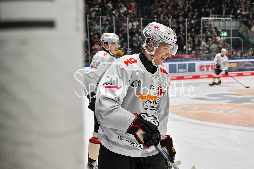 Augsburger Panther - Nürnberg Ice Tigers | Hat Spass beim warmup Thomas HEIGL (Nürnberg Ice Tigers #49) / DEL: Augsburger Panther - Nuernberg Ice Tigers, Curt Frenzel Stadion am 06.12.2024