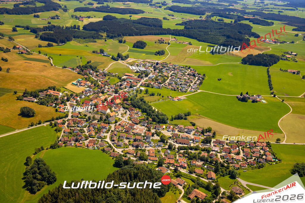 Das Luftbild zeigt : Arnach Bad Wurzach - Die Luftaufnahme wurde 2024 vom UL-Flugzeug aus erstellt ( keine Drohne ) - Hochauflösende Luftaufnahme - Für grossformatige Ausdrucke geeignet. Die Geschenkidee !Mit Lizenz und Bildrechte bestellbar