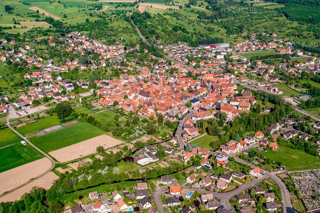 Luftbild: Historischer Dorfkern aus Südosten in Wœrth im Bundesland Bas-Rhin in Frankreich. – Foto: IMG_10823.jpg vom 12.05.2008 durch Werner Riehm/FLY-FOTO.de – Auflösung des Originals: 3456 x 2304 px