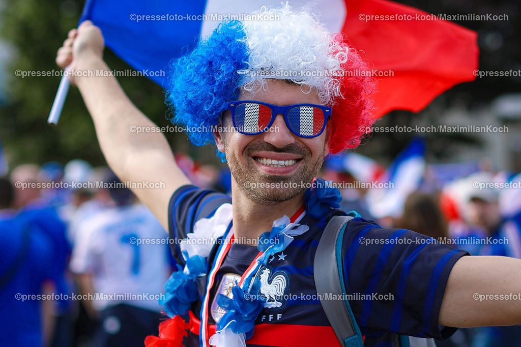 HHmx05072401027 | 05.07.2024, Hamburg, EURO2024 FRANCE VS PORTUGAL Fans and Unterstützer von Frankreich vor dem Fußballspiel zwischen der Nationalmannschaft  von France (les Bleus) und Portugal im Viertelfinale knock out game der UEFA EURO, EM, Europameisterschaft, Fussball 2024 tournament. Fanmarsch von Schnellingen zum Stadion vor dem Spiel.