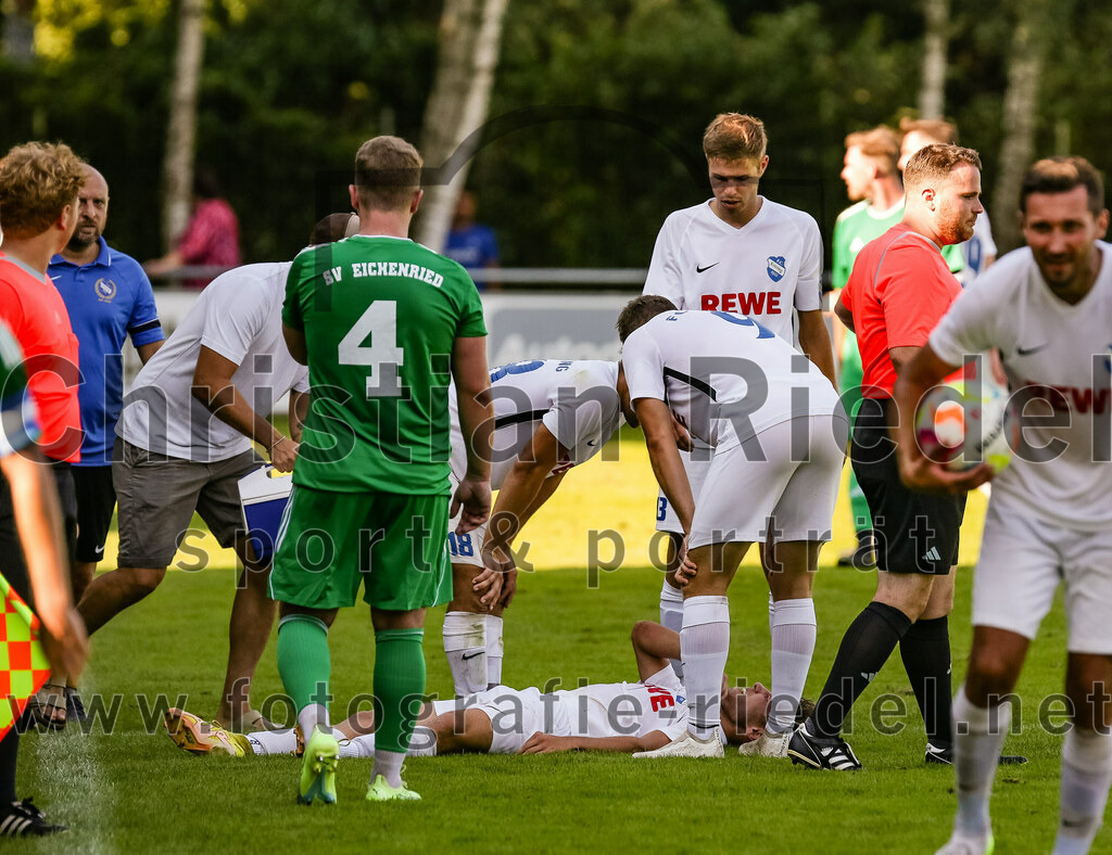 2023-09-10_070_SV_Eichenried_gegen_FC_Eitting | Eichenried, Deutschland, 10.09.2023:
Fußball, Kreisliga 2023 / 2024, 8. Spieltag, SV Eichenried gegen FC Eitting, Endergebnis: 1:2

David Müller (SV Eichenried, #4), Niclas Noll (FC Eitting, #14), Florian Huber (FC Eitting, #18), Benedikt Beierl (FC Eitting, #9), Schiedsrichter Stefan Empl

Foto: Christian Riedel / fotografie-riedel.net